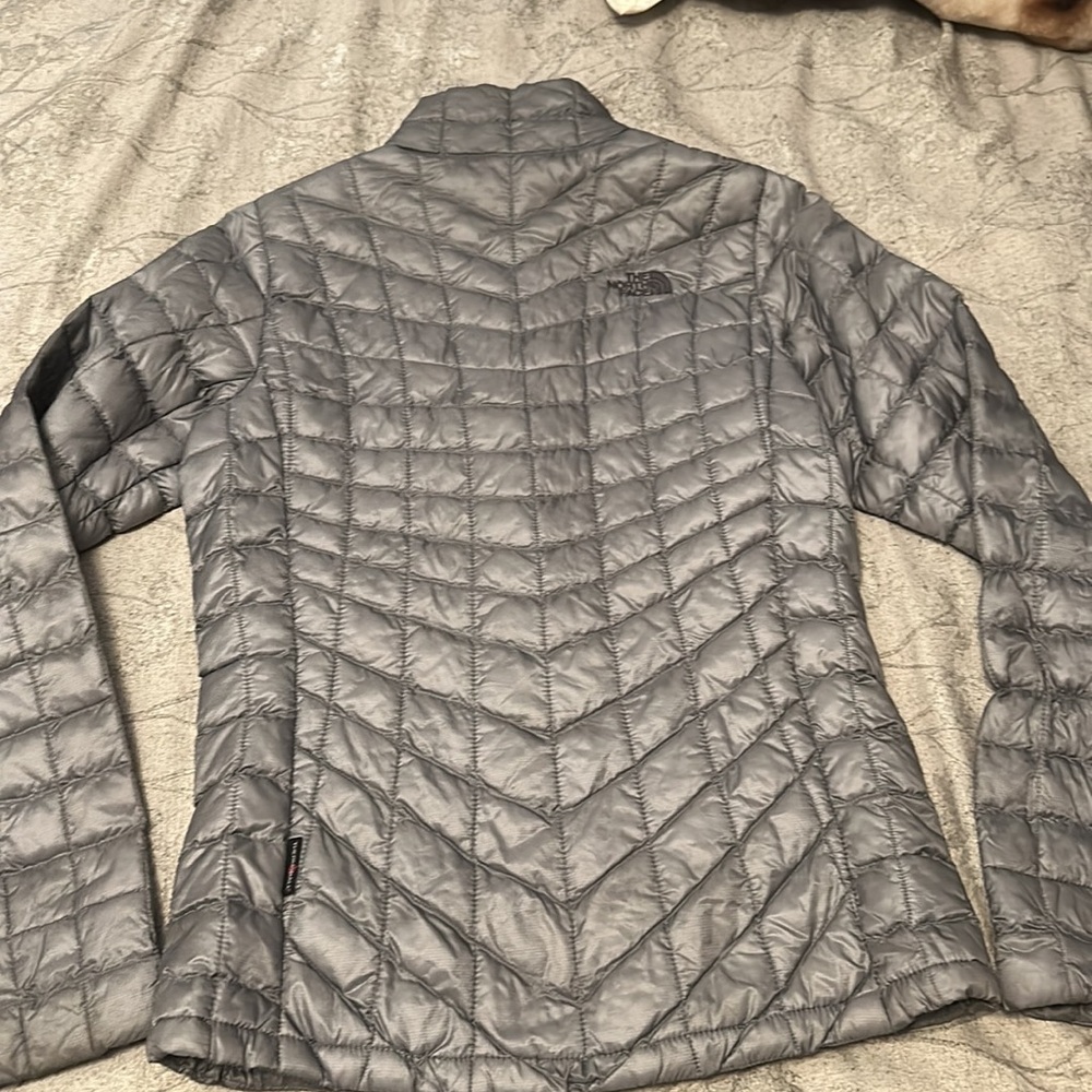 Gray North Face Jacket, Perfect Condition - image 4